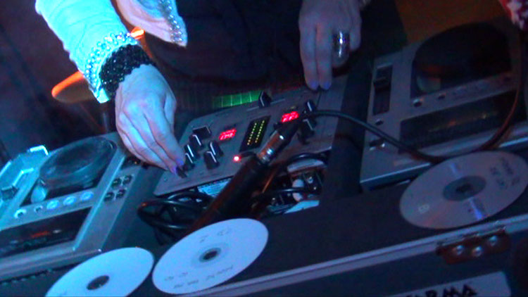 I dj e i vocalist de La Fjesta si occupano di suonare a feste Eventi e matrimoni